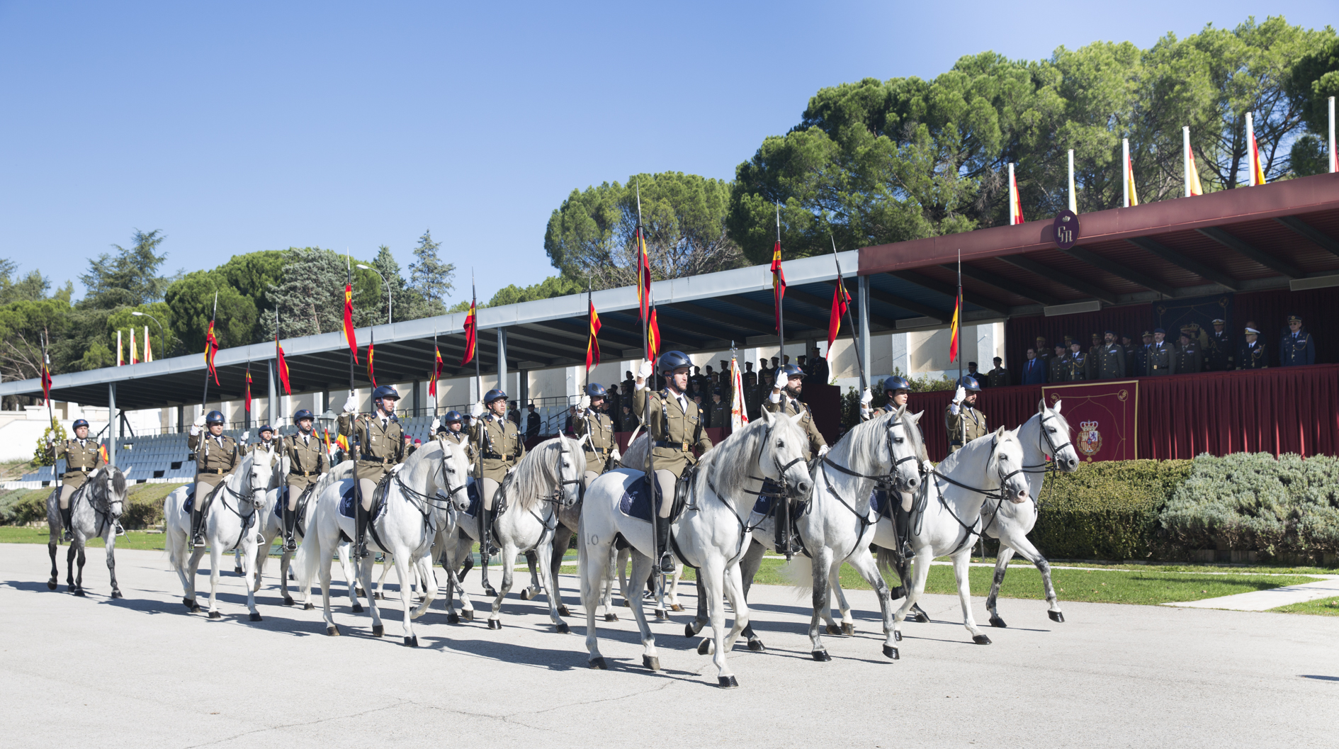 la Sección de Lanceros desfila ante la tribuna.
