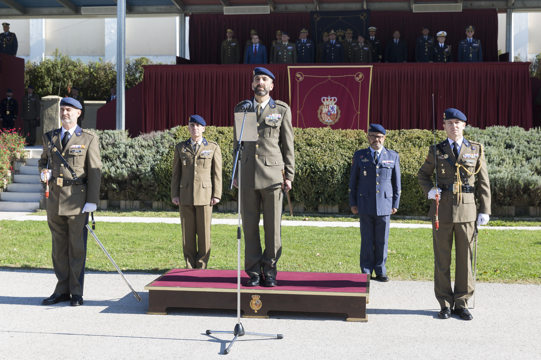 El coronel jefe lee la fórmula reglamentaria de relevo.