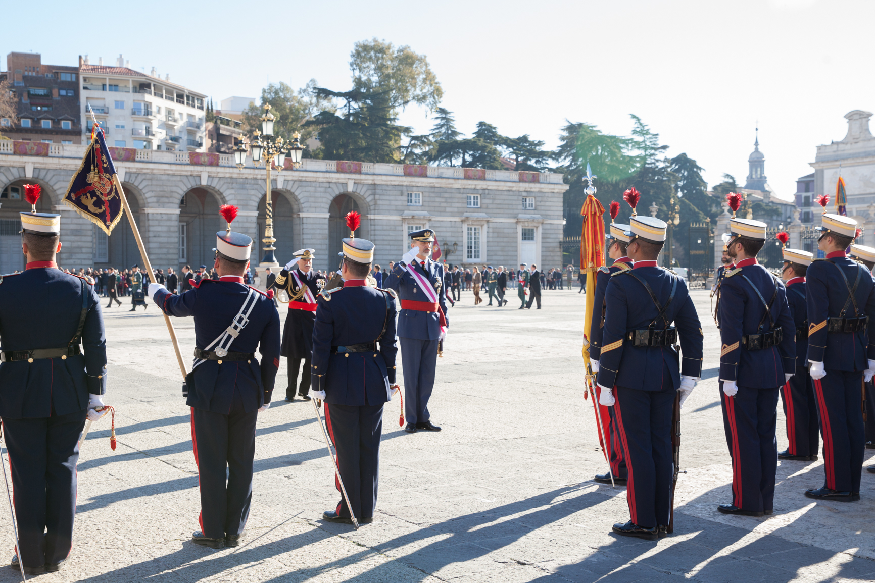 Momento en el que S. M. el Rey saluda a la enseña nacional