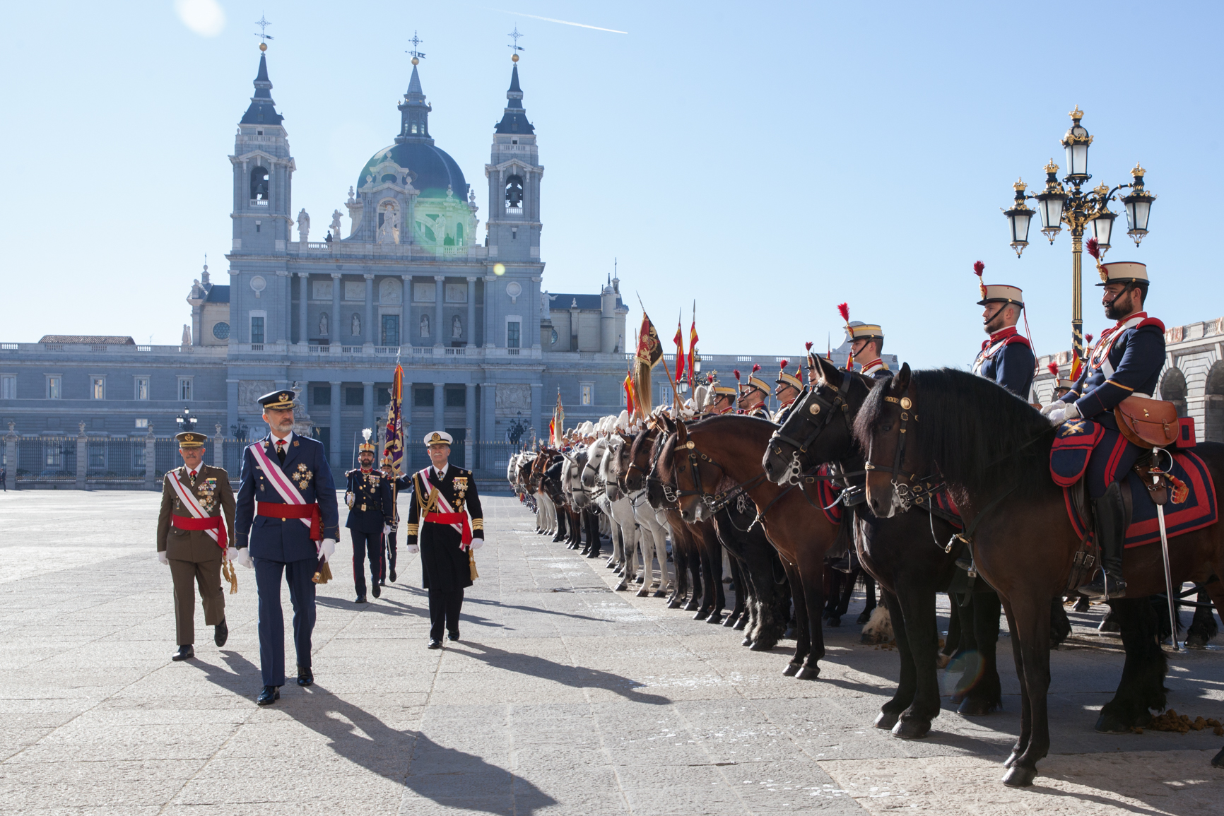 El monarca pasa revista a la agrupación de honores de la Guardia Real