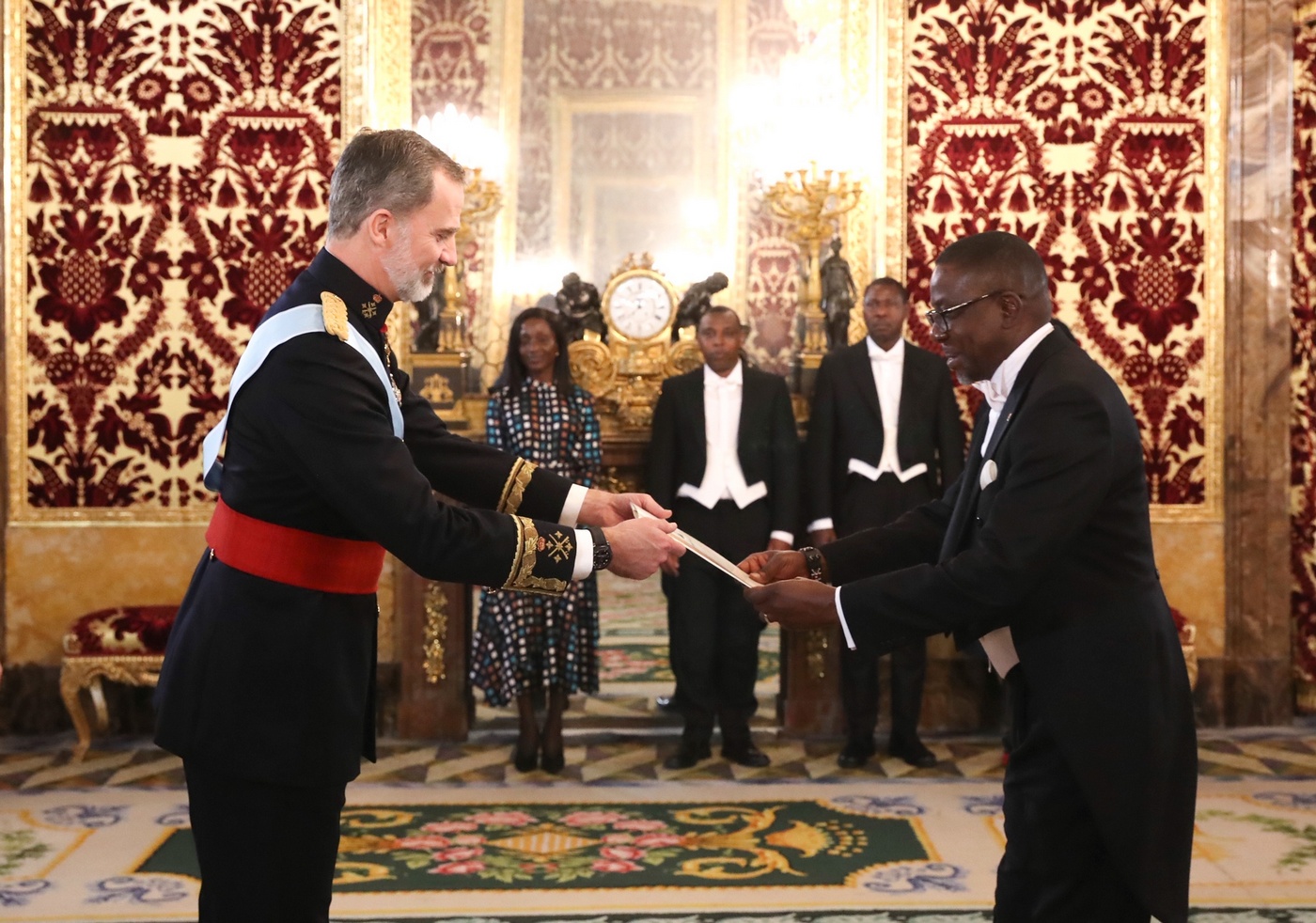 Su Majestad el Rey recibe de manos de Richard Angulu Opembe, Embajador de la República de Kenia, las Cartas que le acreditan como representante de su nación © Casa de S.M. el Rey