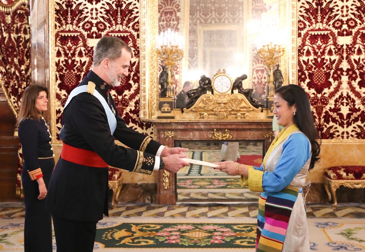 Su Majestad el Rey recibe de manos de Futi Sherpa, Embajadora de la República Federal Democrática del Nepal, las Cartas que le acreditan como representante de su nación © Casa de S.M. el Rey