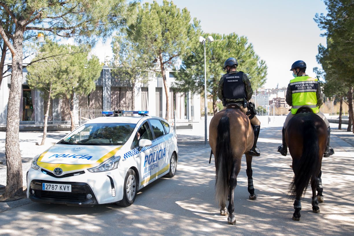 Patrulla a caballo por Madrid-Río