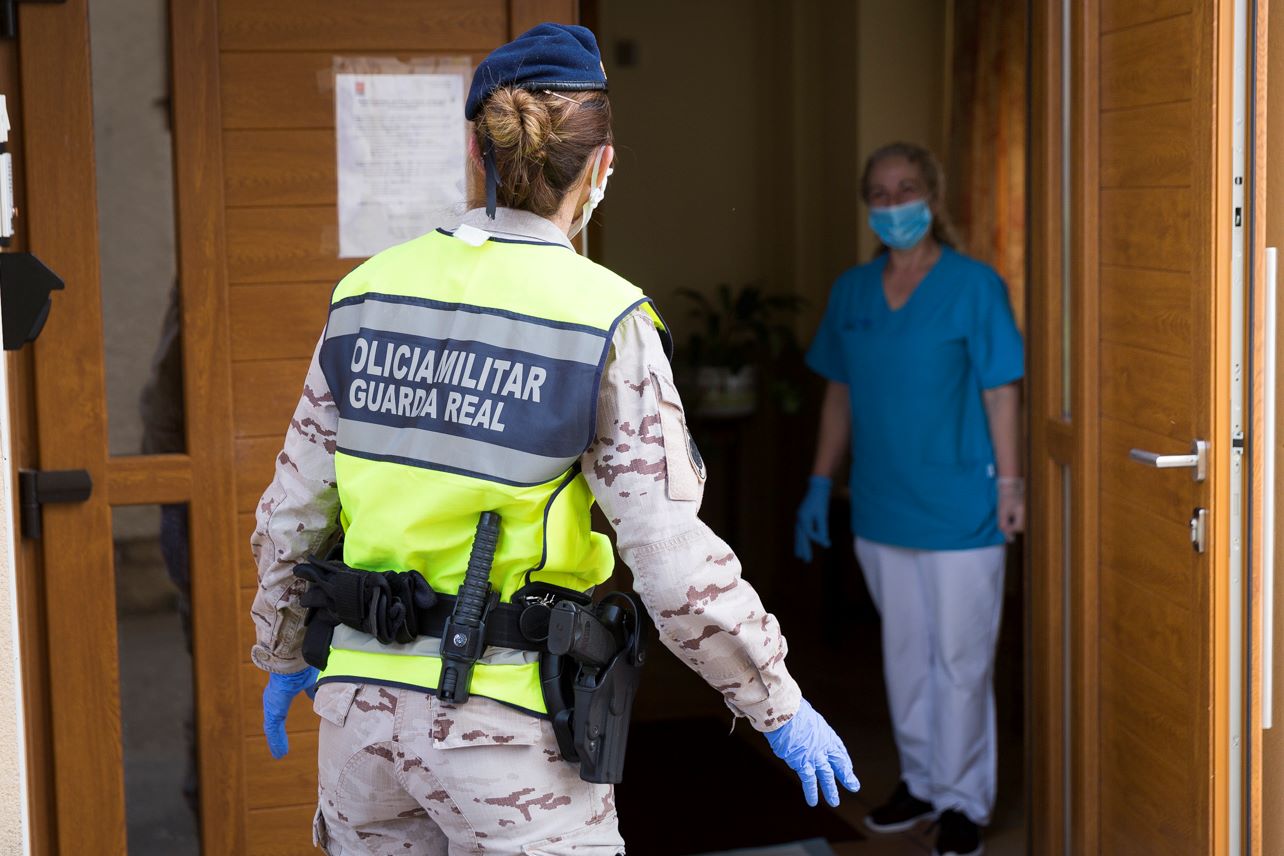 Hablando con una sanitaria en Navas del Rey