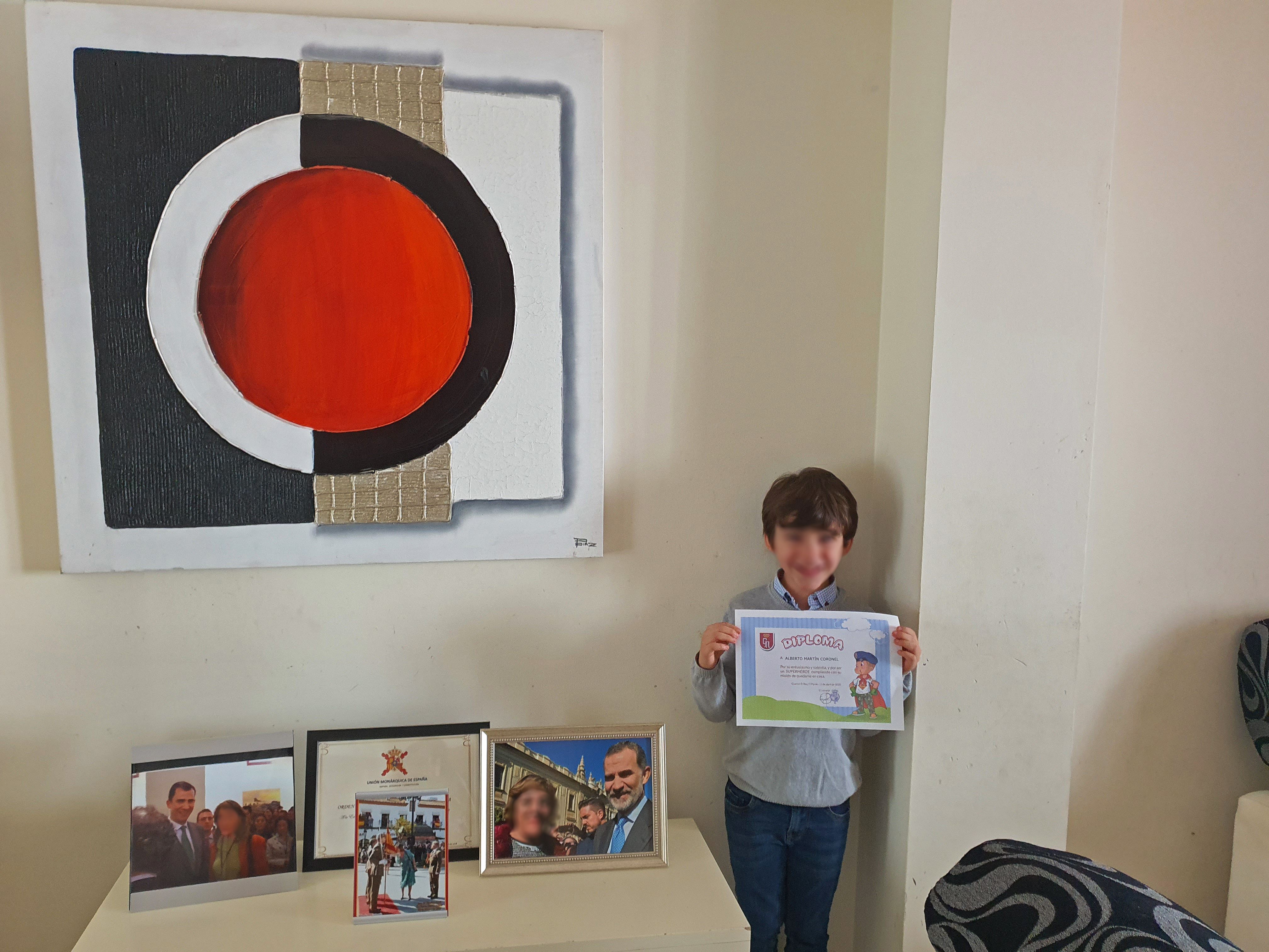 Un orgulloso guardia real especial con su merecido diploma