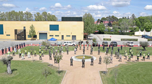 Foto de grupo de S. M. el Rey con personal de las diferentes unidades que han intervenido en la operación Balmis. 