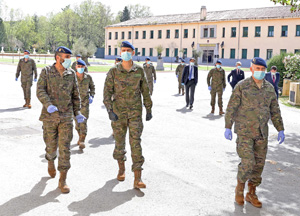 S. M. el Rey durante su visita a las instalaciones de la Guardia Real 