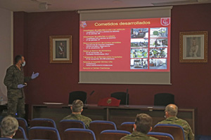 El coronel Salom durante la exposición de las actividades realizadas por la unidad durante la operación Balmis