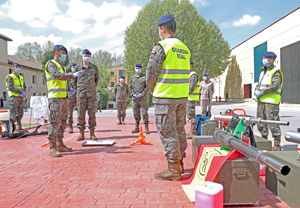 Personal del servicio de veterinaria informando a S.M. el Rey de las capacidades desplegadas por su unidad