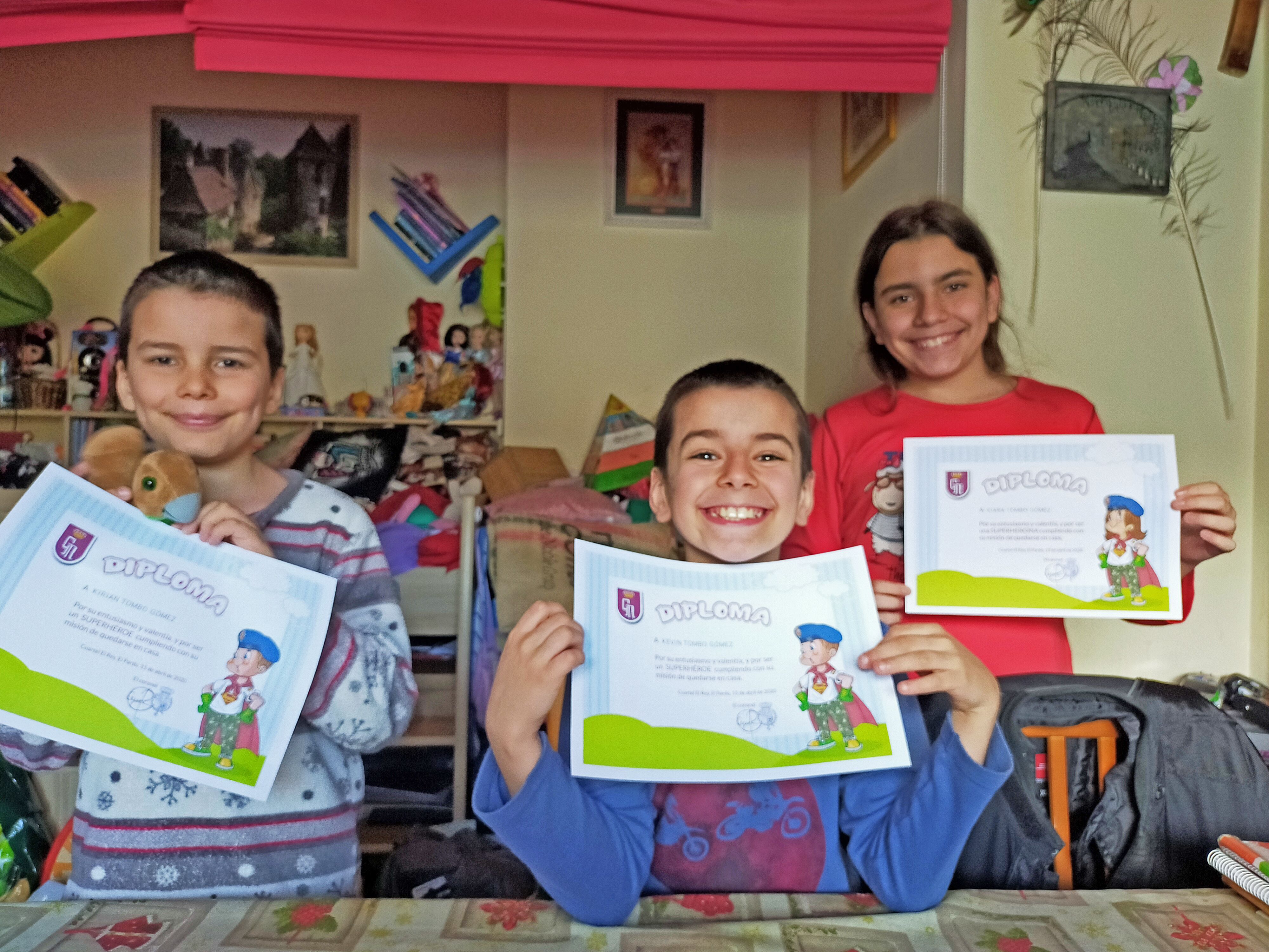 Kiara, Kevin y Kiria posan con sus diplomas