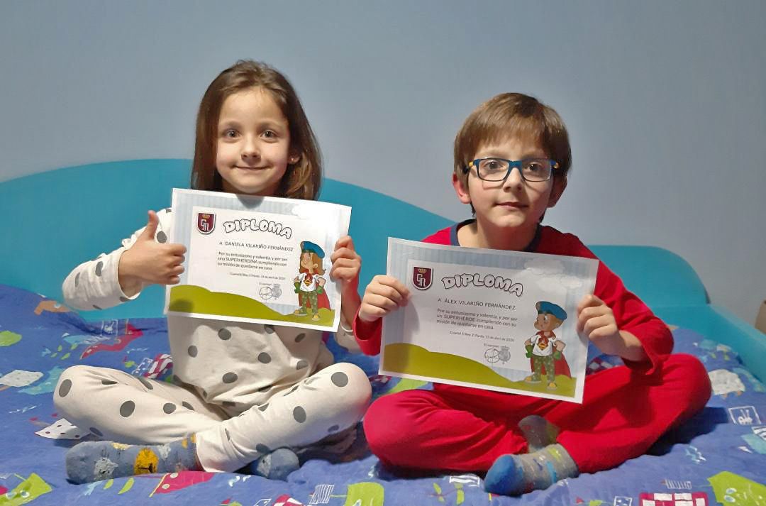 Los hermanos Daniela y Álex, también miembros del club de héroes