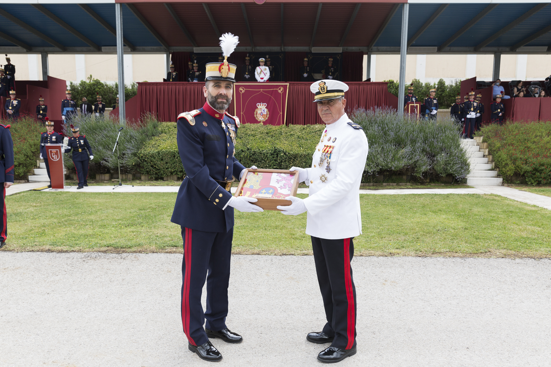 El coronel Salom entrega al SBMY Trejo de una bandera de España como recuerdo de su paso por la unidad 