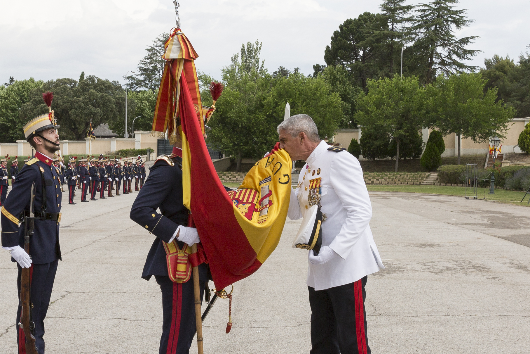 Instantanea del suboficial mayor Pedro Trejo Cabanzón despidiéndose de la bandera.