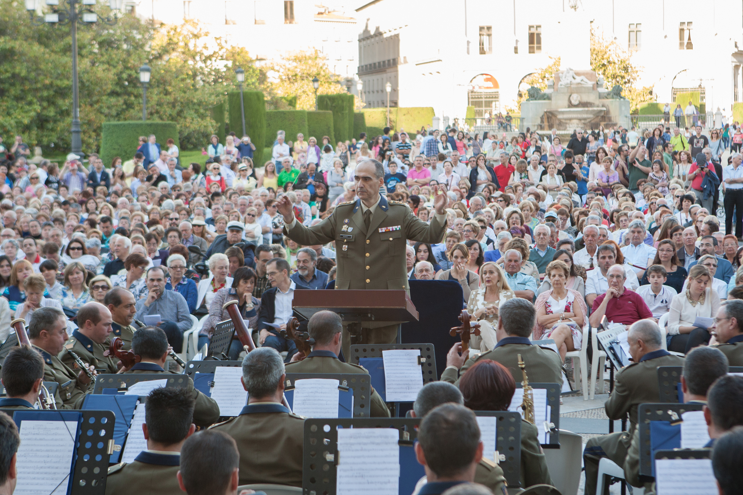 El coronel Blasco dirige la Unidad de Música en un concierto en el Palacio Real