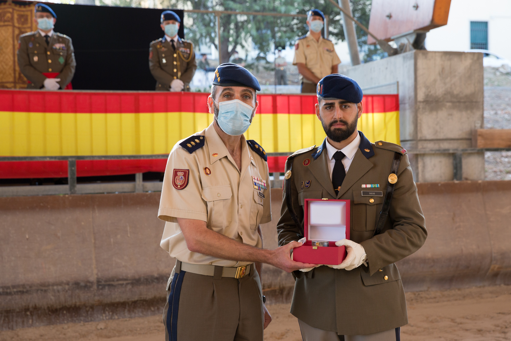 El guardia real Antonio Diego posa con su distinción