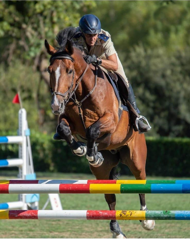 El comandante Herraiz de Castro afrontando un obstáculo (foto Photolucía-Club Hípico Los Porches)