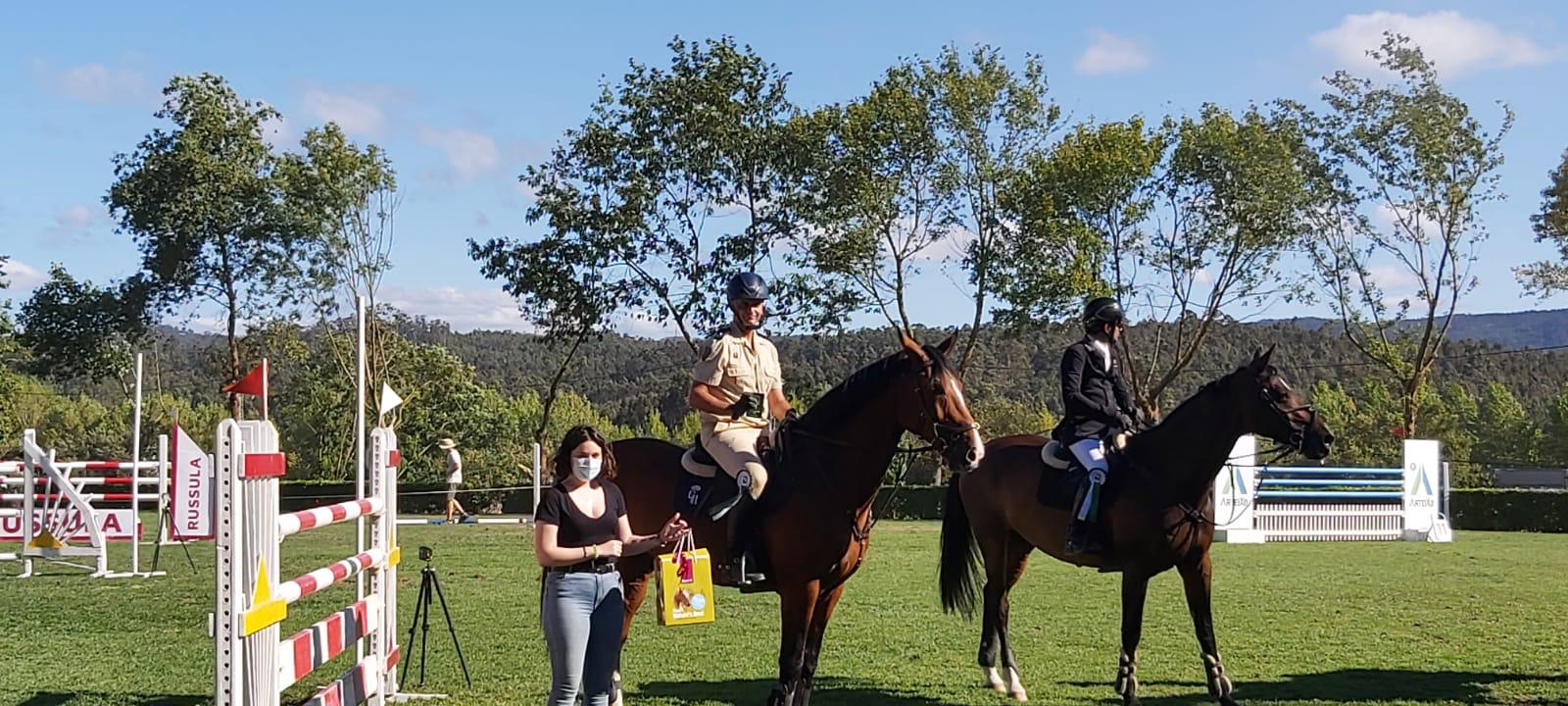 El representante de la Guardia Real recibiendo un premio