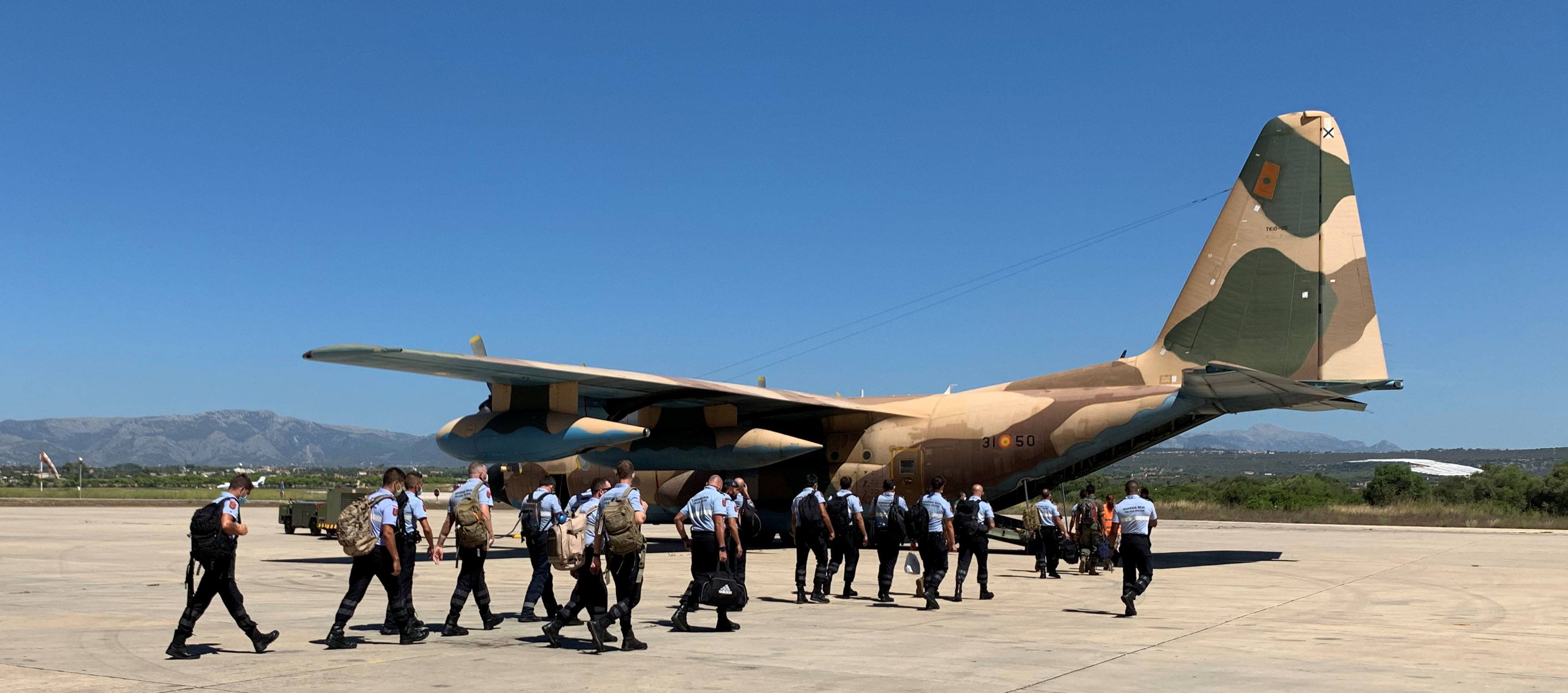 Imagen del personal de la Guardia Real en la Base Aérea Son San Juan