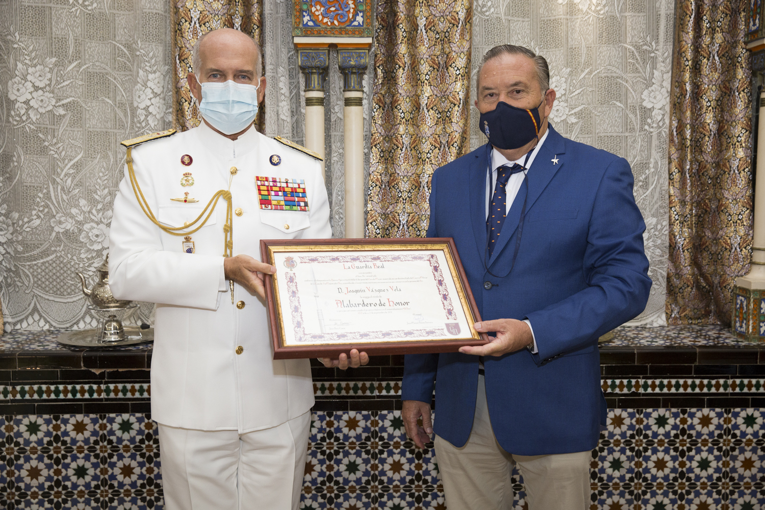 El jefe del Cuarto Militar entrega al profesor de equitación Joaquín Vázquez Vela el título de alabardero de honor