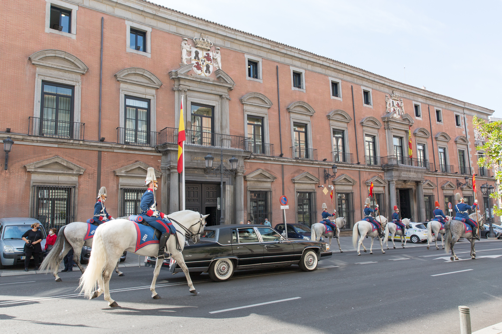 Escolta a un embajador de camino al Palacio Real