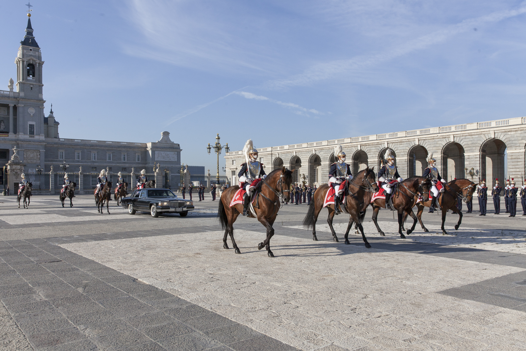 Escolta de la Sección de Coraceros del Escuadrón de Escolta Real en la plaza de la Armería
