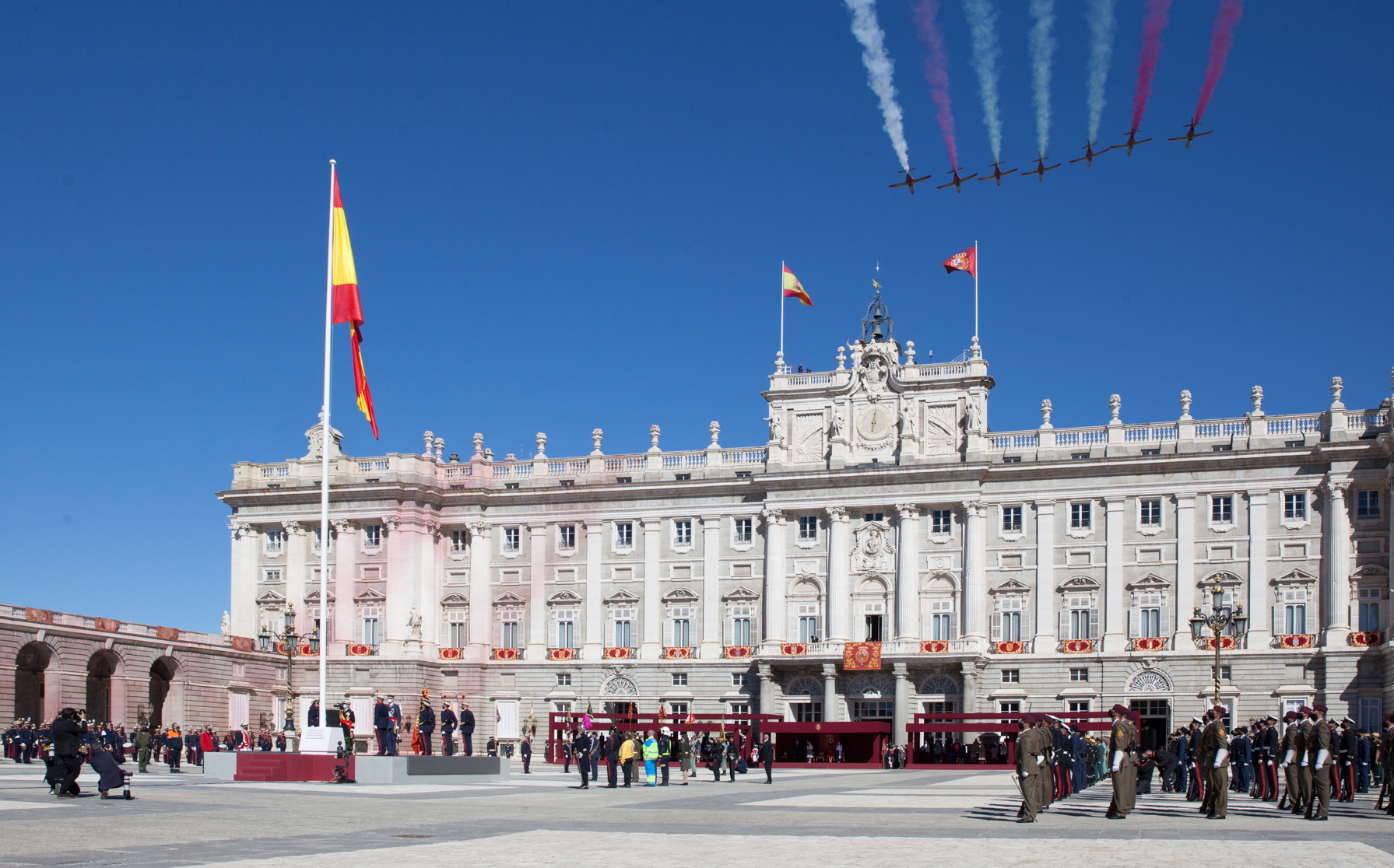 La Patrulla Águila durante el Acto de homenaje a los caidos en el Palacio Real de Madrid