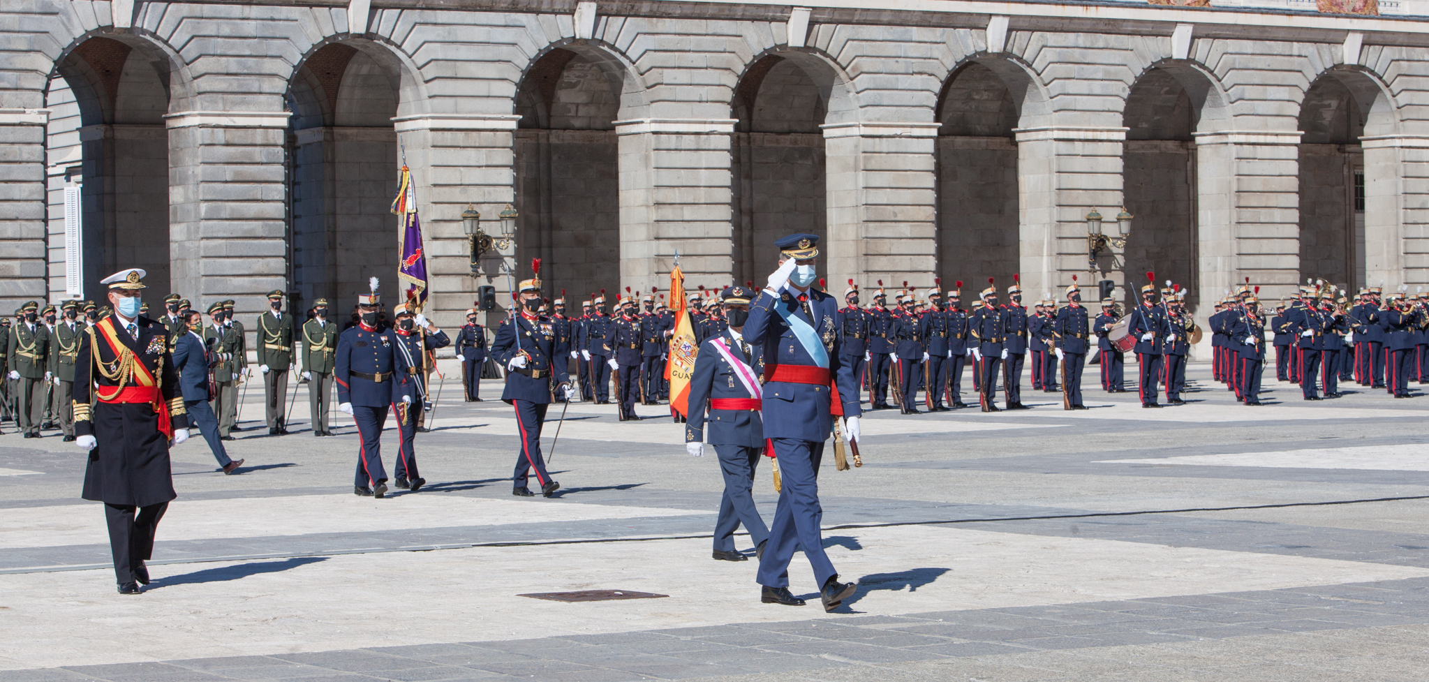S. M. el Rey saluando a las unidades participantes durante los actos de celebración del Día de la Fiesta Nacional
