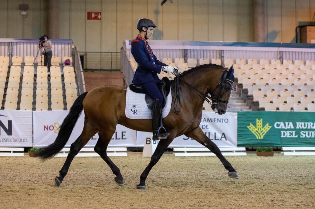 El guardia real Domínguez muestra sus destrezas en el Salon Internacional del Caballo
