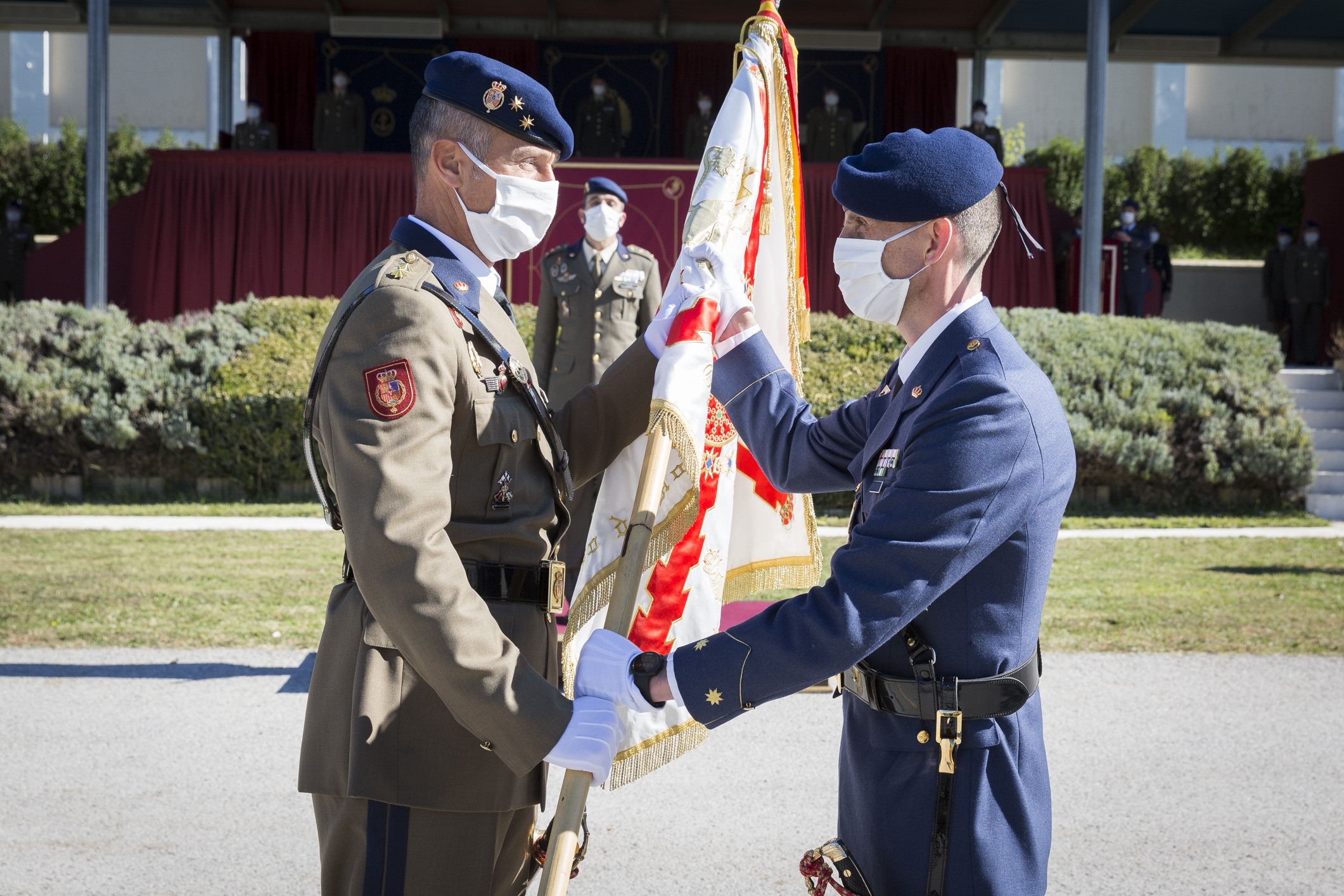 Imagen de la entrega del guión del Grupo de Honores al teniente coronel Briones