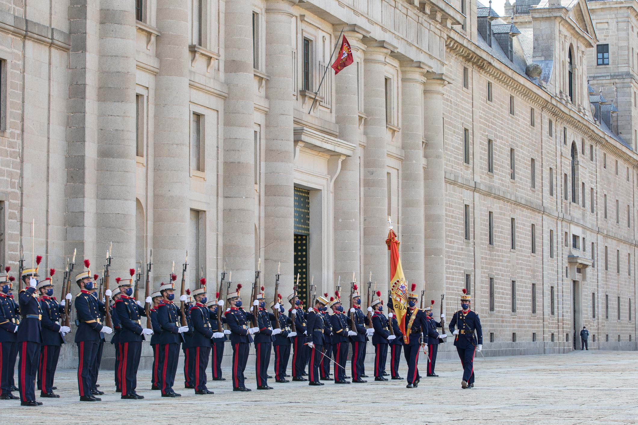 La Bandera de España se incorpora a la formación de la Guardia Real en la Lonja del Monasterio