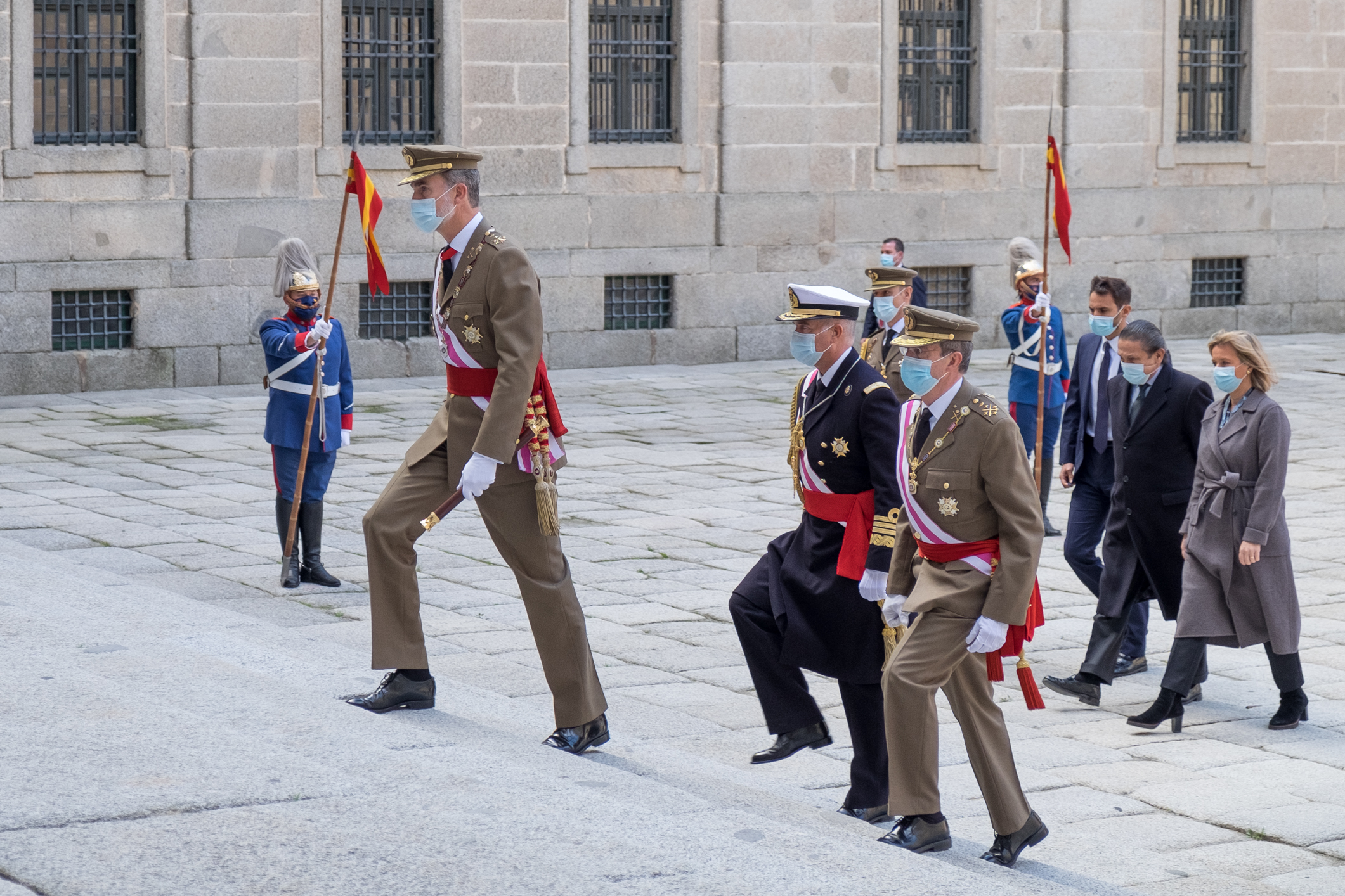 S. M. el Rey en el patio de los Reyes