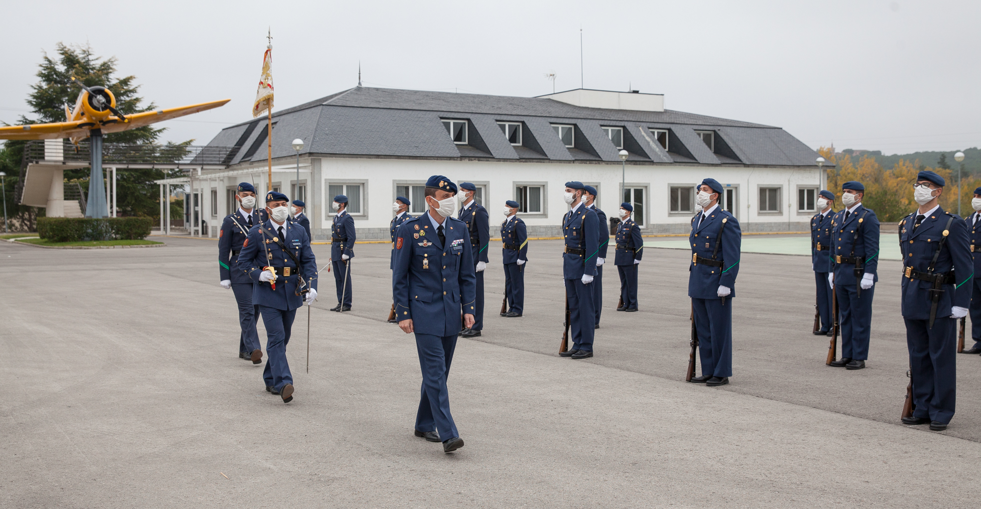 El teniente coronel Briones, jefe del Grupo de Honores, pasa revista a la sección de la escuadrilla