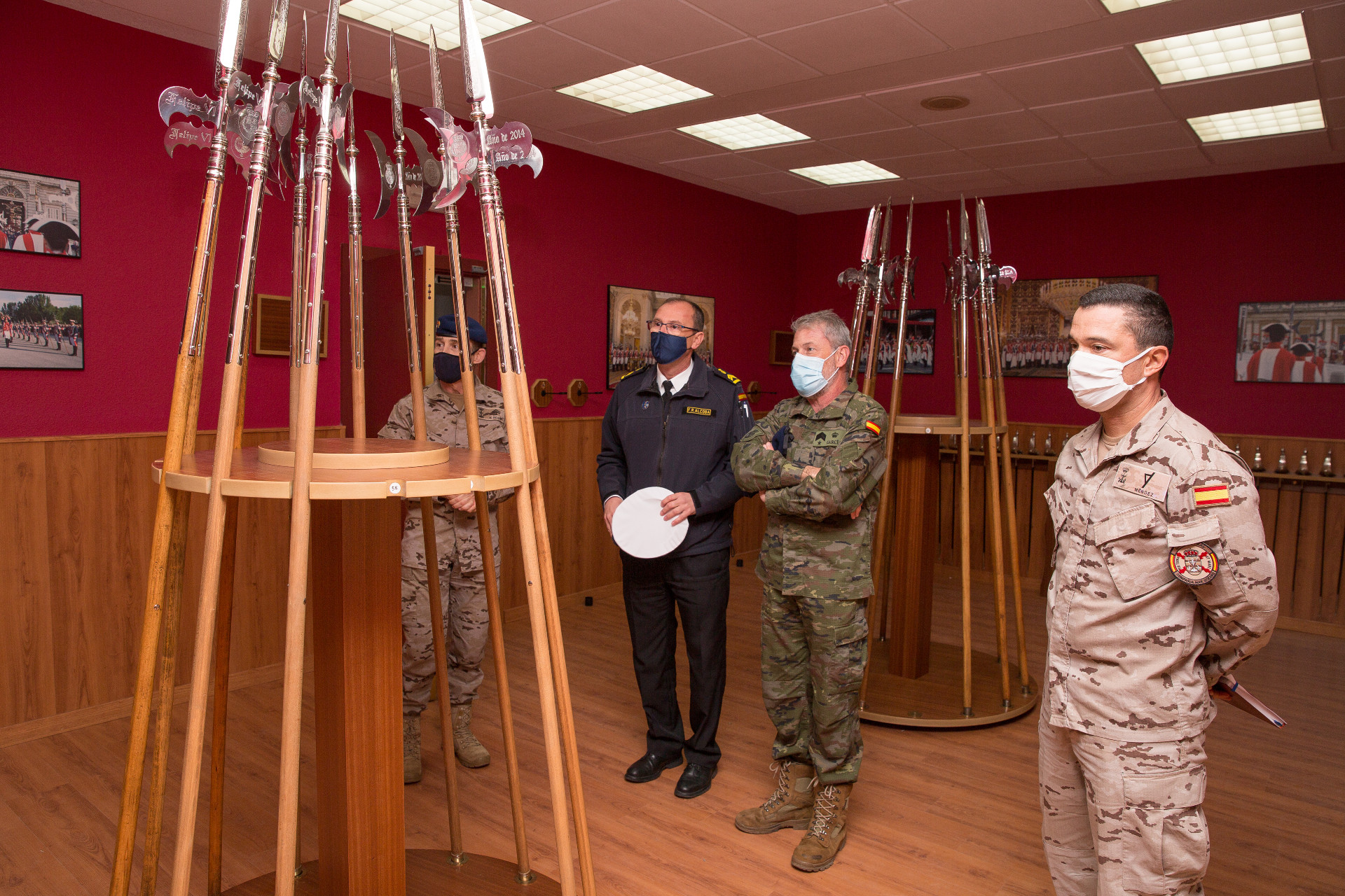El suboficial mayor de la Armada en el zaguanete de alabarderos