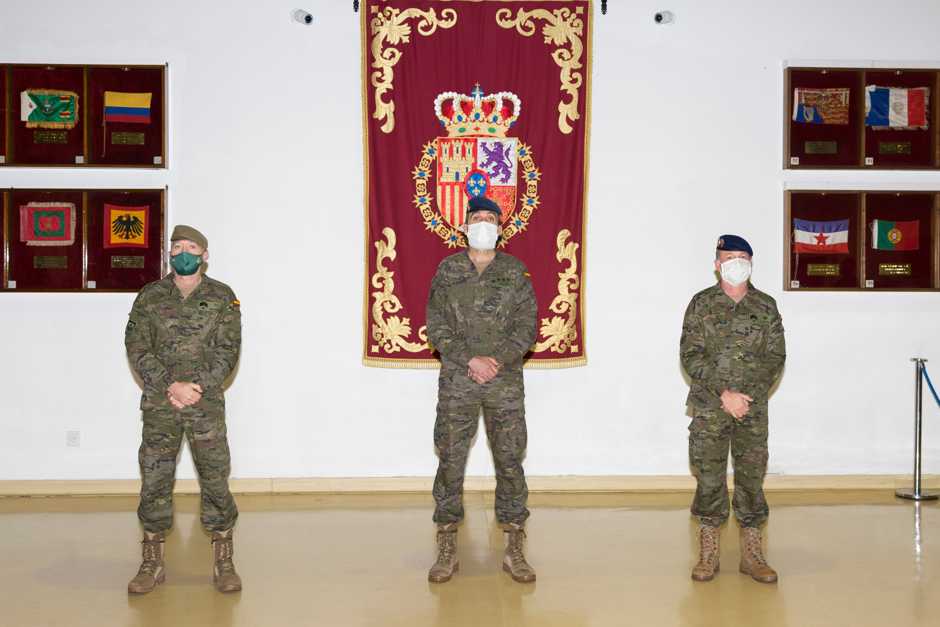 El suboficial mayor del Ejército de Tierra (izda.) tras la visita a la Sala Histórica