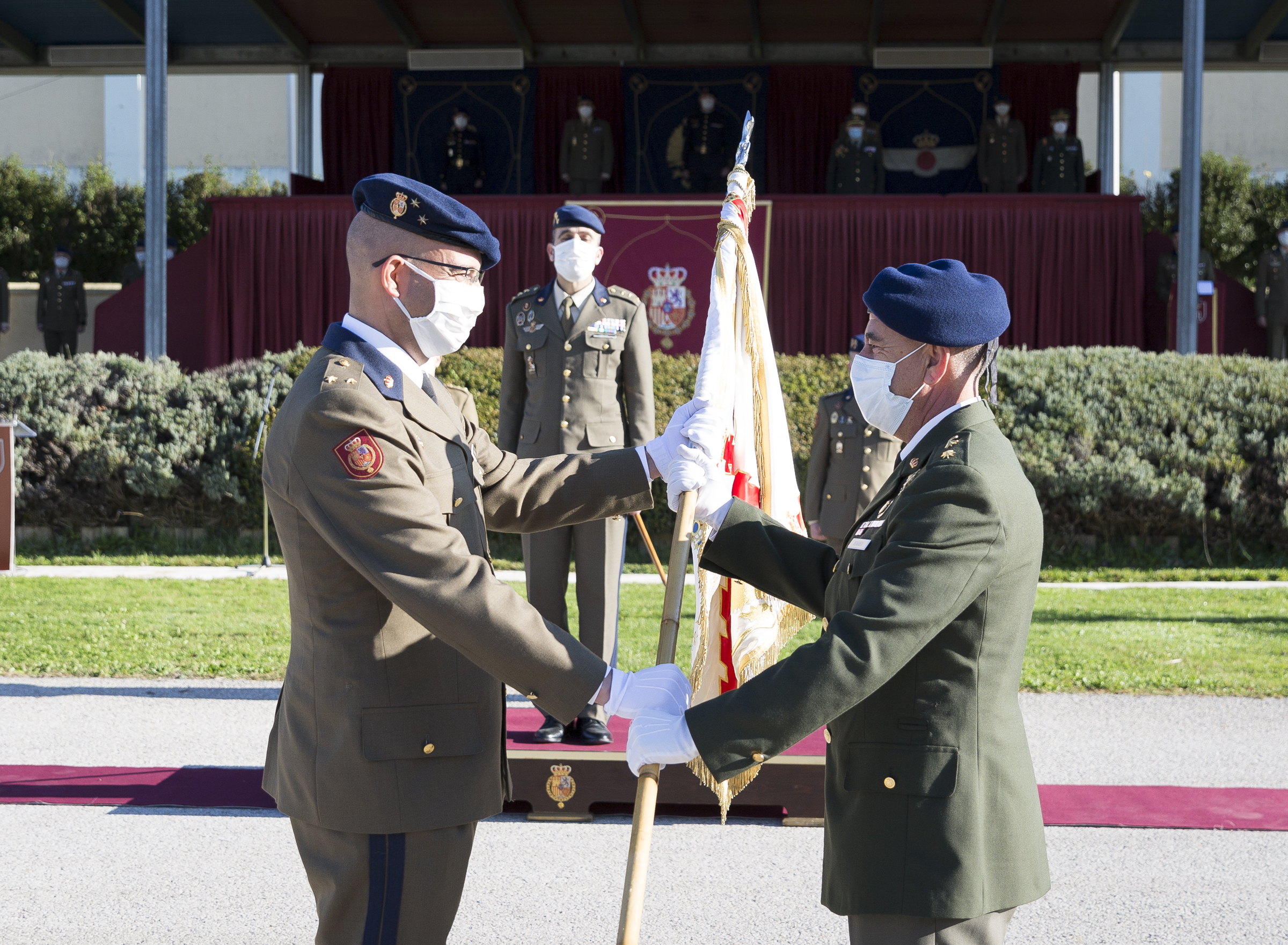El teniente coronel Bernabeu recibe el guion de la unidad