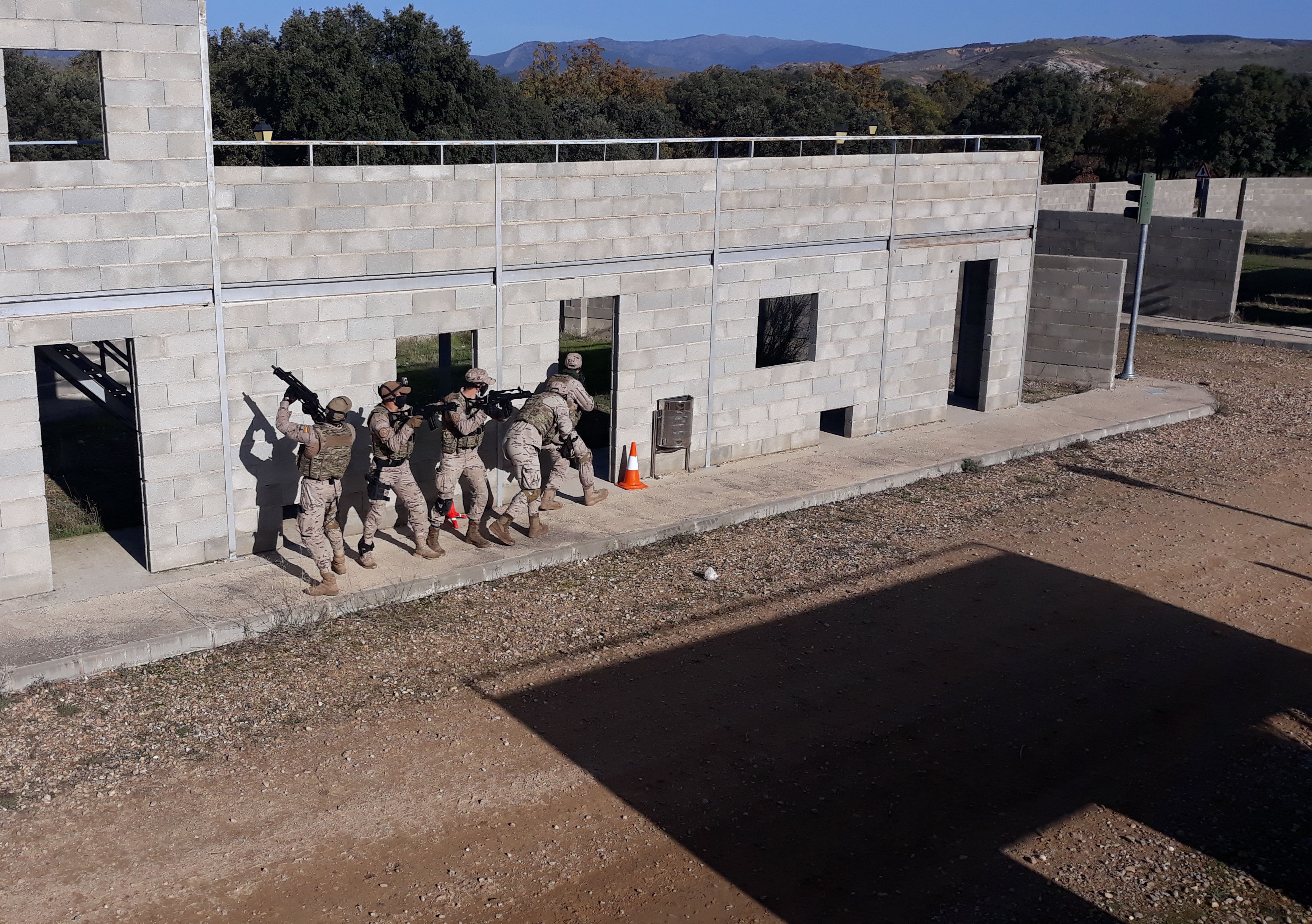 Miembros de la Escuadrilla Plus Ultra en combate en población