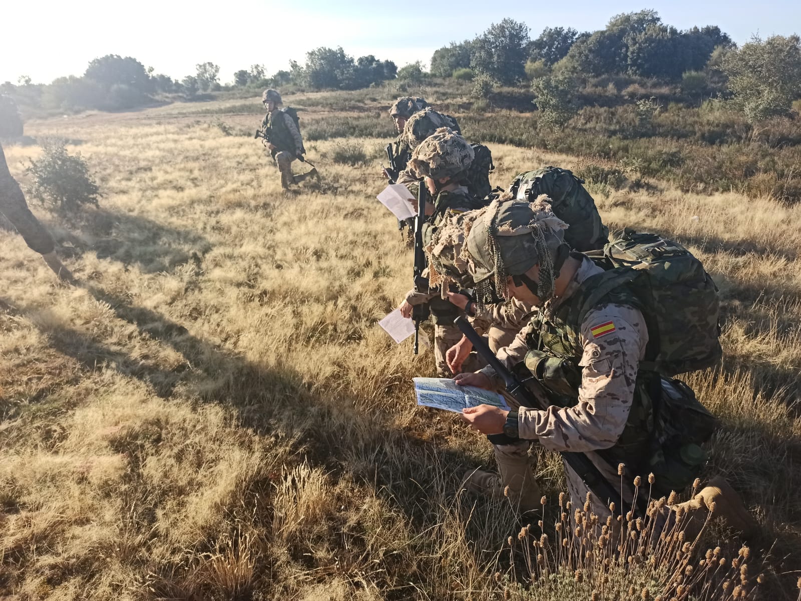 Los alumnos durante la instrucción en topografía. Foto de archivo prepandemia