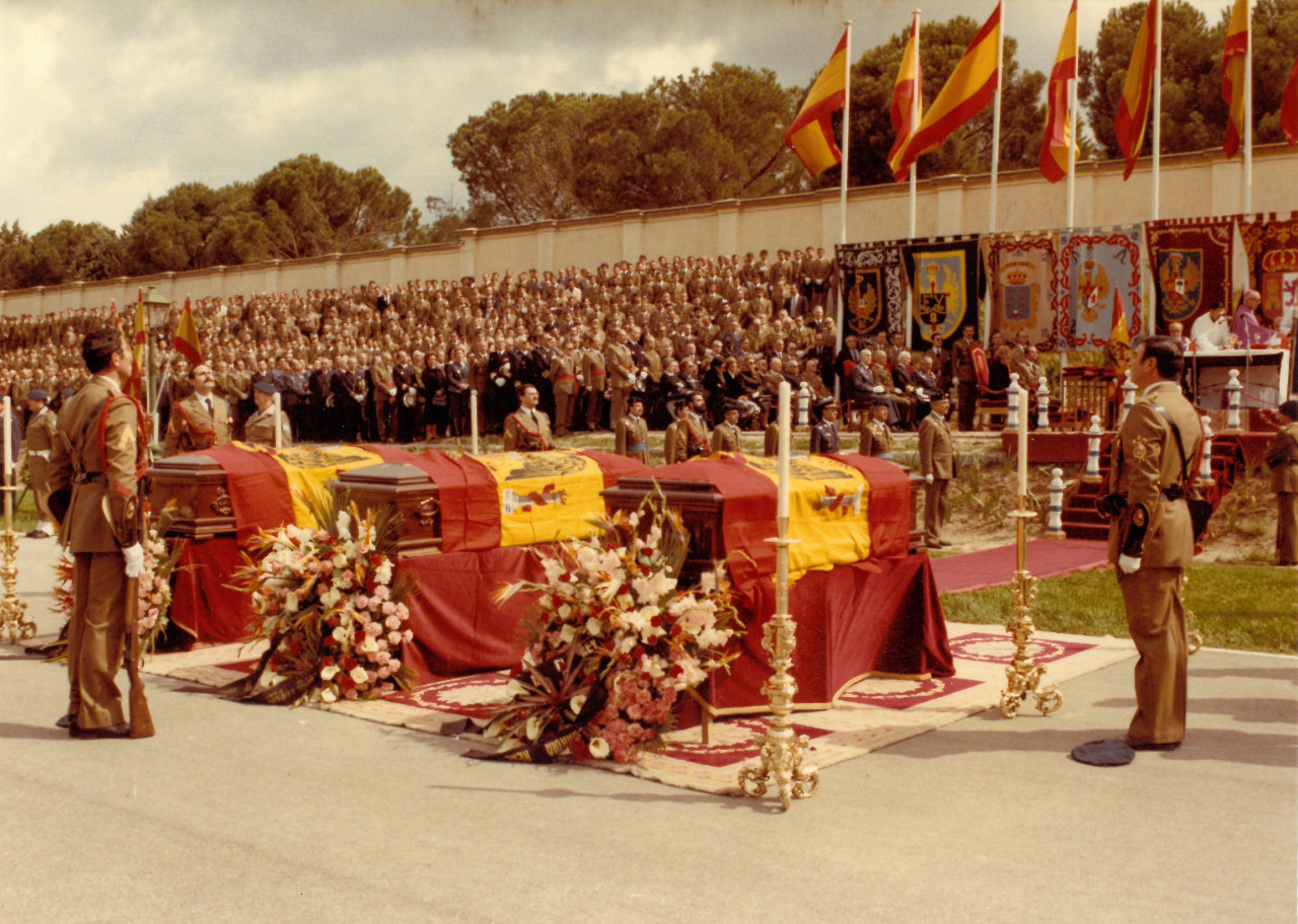 Mayo de 1981. Funeral por los fallecidos en la explanada Reina Sofía presidido por SS. MM. los reyes don Juan Carlos y doña Sofía