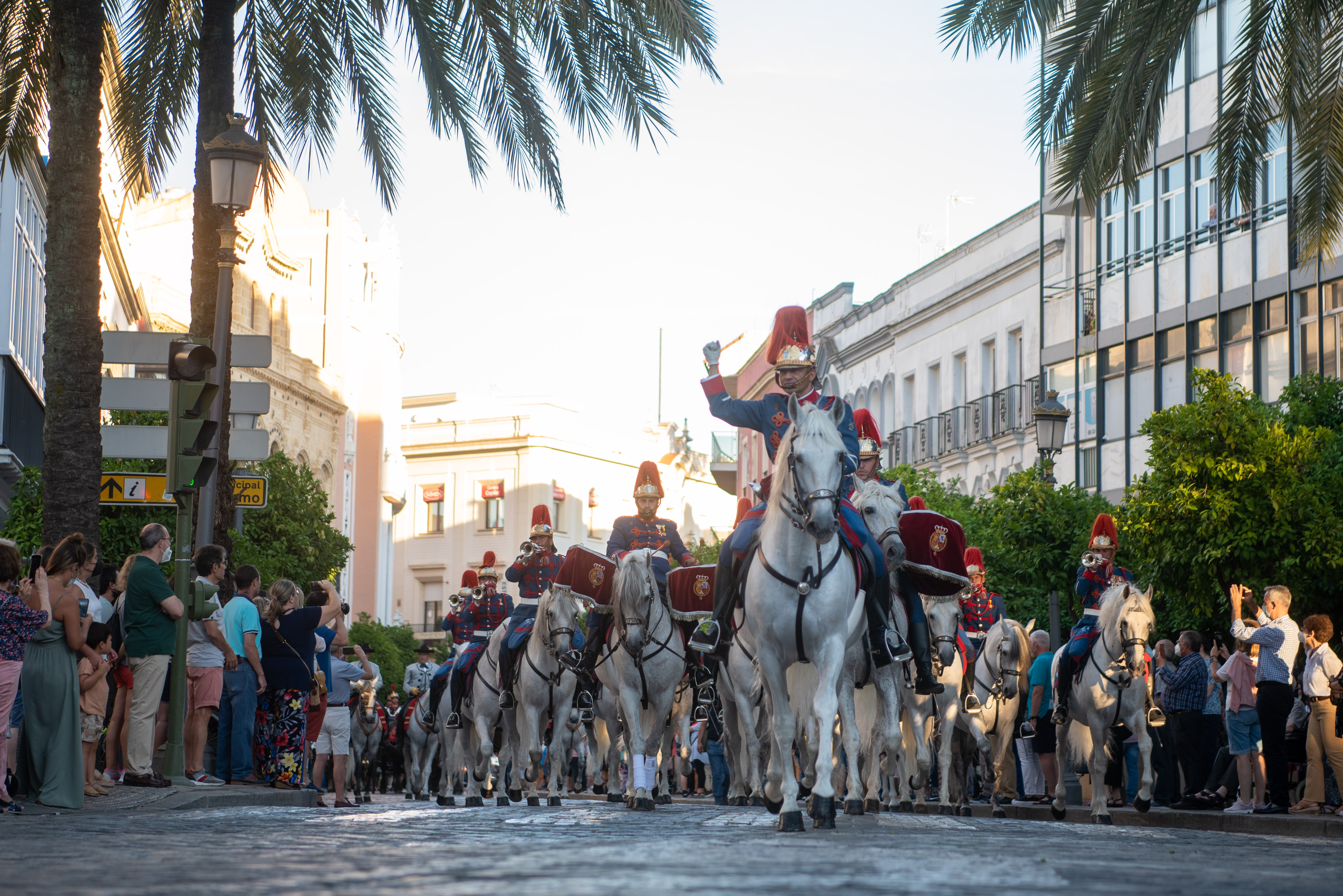 La Banda de Clarines y Timbales del Escuadrón de Escolta Real desfilando por las calles de Jerez