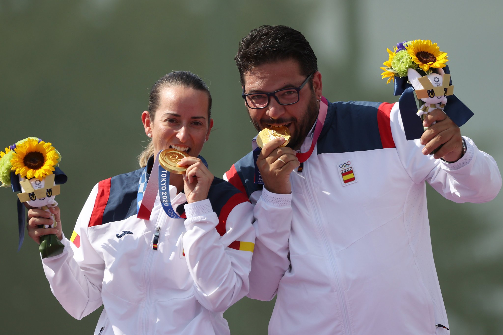 Los campeones olímpicos con su medalla de oro (foto vía @albertofdeztiro)
