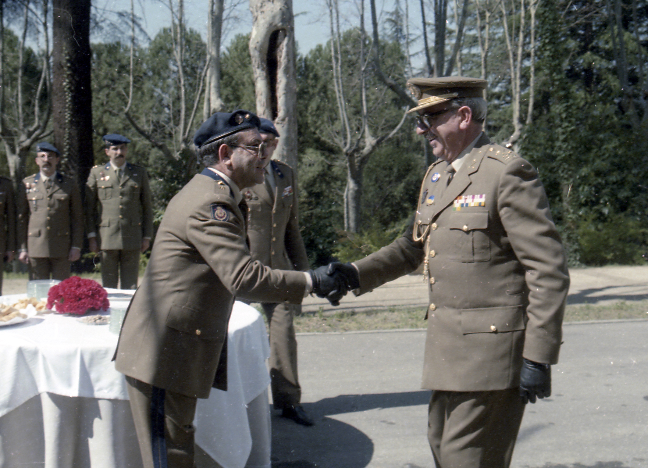 El comandante López Calvo en un acto junto al marqués de Mondéjar