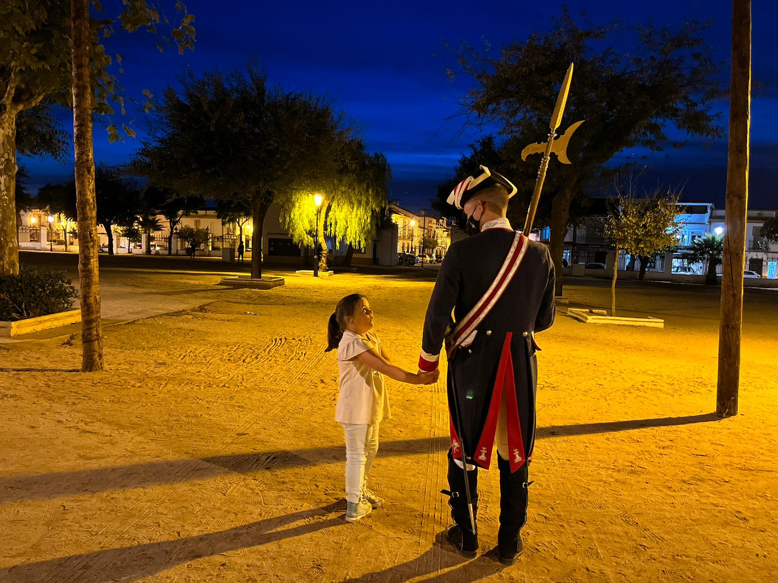 Foto ganadora del concurso. Un alabardero acompaña a una niña en un parque de Almonte