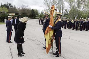 Una de las jurandos civiles a su paso ante la bandera de España