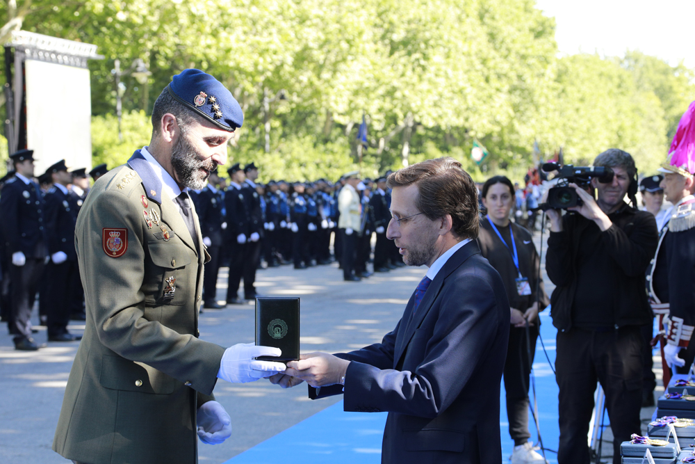 El coronel Salom recibe la Medalla de la Policía Municipal de manos del alcalde de Madrid
