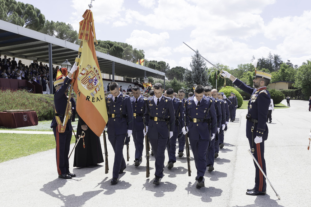 Una promoción de guardias reales durante su jura de bandera