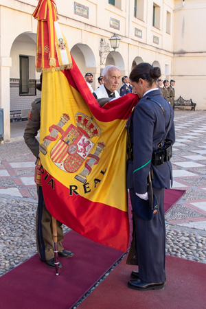 La guardia real Martínez besando la bandera