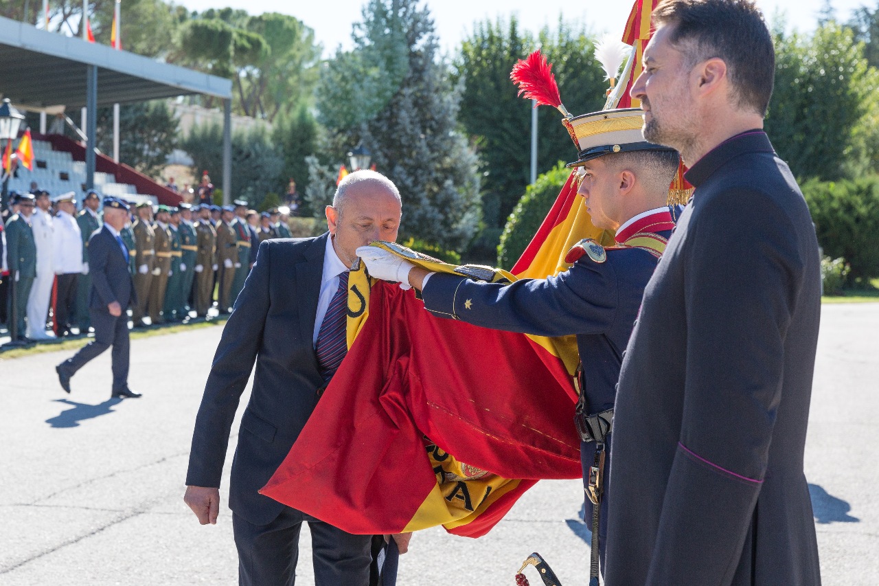 Uno de nuestros veteranos a su paso por la bandera de España de la Guardia Real