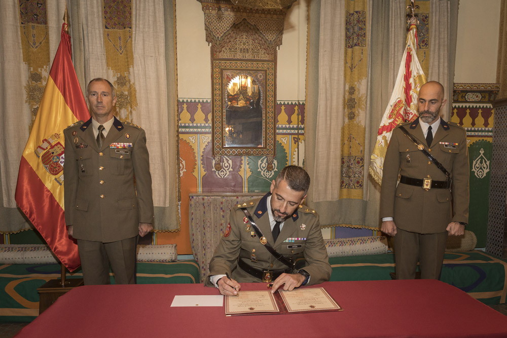 El teniente coronel Ortega firma el acta de toma de posesión