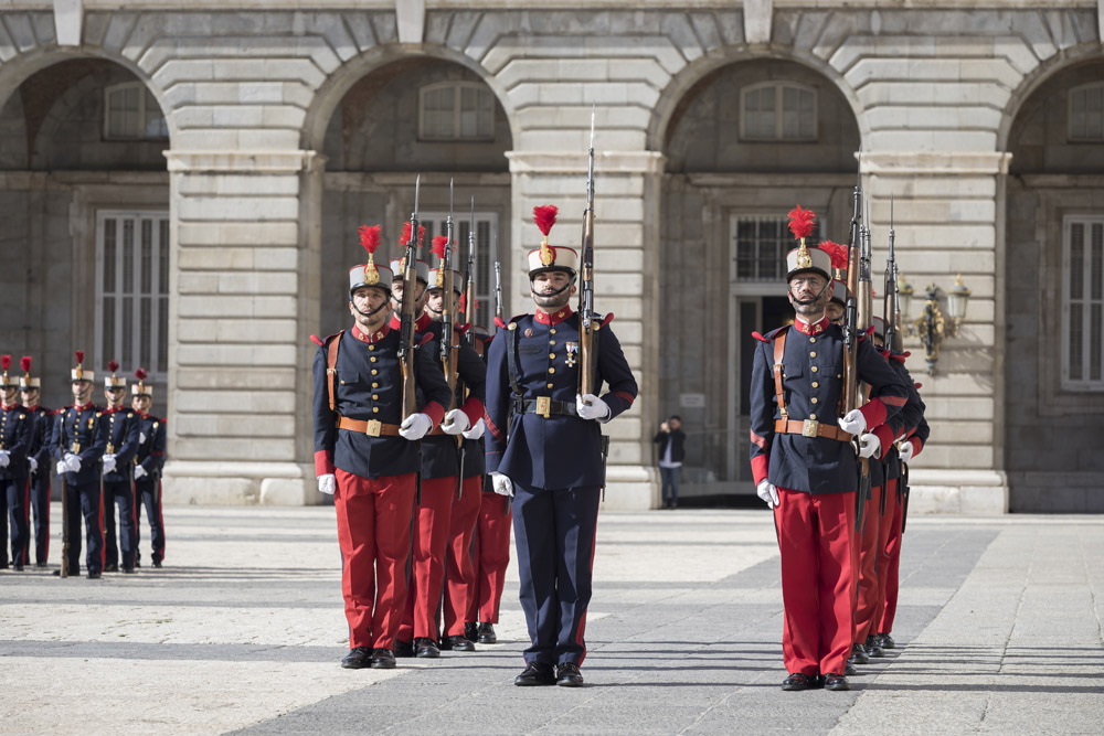 Relevo de centinelas en la fachada principal del Palacio Real de Madrid