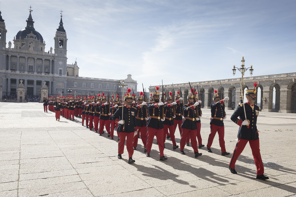 La guardia entrante, representada en el Regimiento Inmemorial del Rey n.1º, accede a Palacio Real de Madrid